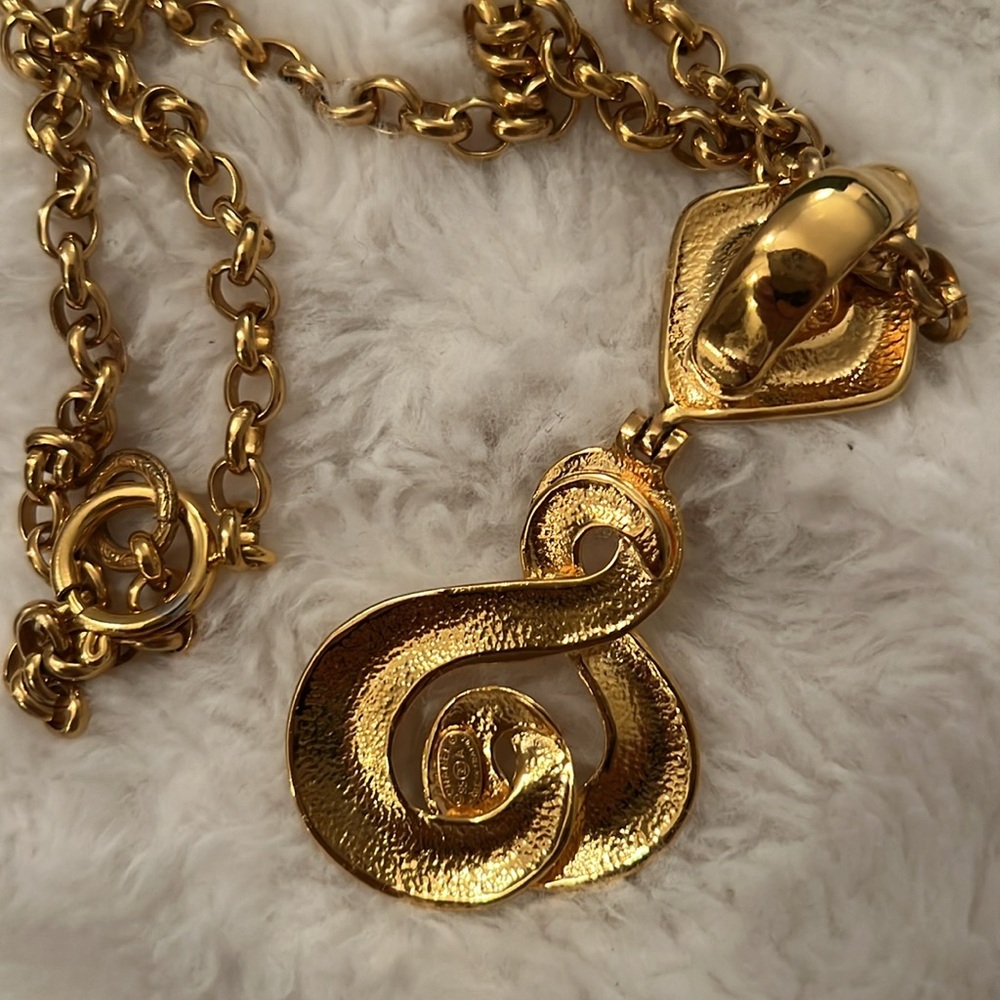 Chanel Vintage Elegant Gold Necklace Chain with Pendant - Picture 4 of 6